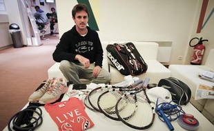Edouard Roger-Vasselin nous montre le contenu de son sac à Roland Garros, ele 28 mai 2013.