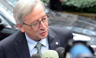 Le Premier ministre luxembourgeois Jean-Claude Juncker, dont le gouvernement de coalition avec les socialistes est en sursis depuis jeudi, a affirmé samedi qu'il n'était pas intéressé par des responsabilités européennes.