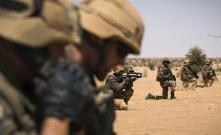 Trois mois après le début de son intervention militaire, le 11 janvier, la France a retiré cette semaine ses premières troupes du Mali, mais contrairement à ce que Paris espérait, son armée semble engagée pour longtemps dans le pays.