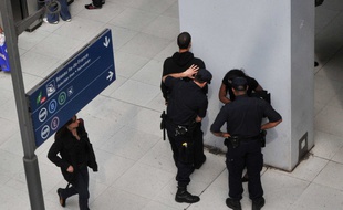 Les policiers effectuent un contrôle d'identité à Gare du Nord. (Illustration)