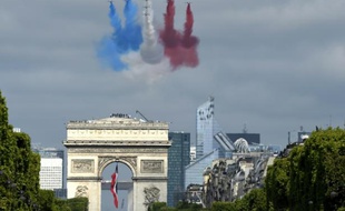 Les jets de la patrouille de France participent au défilé militaire du 14 juillet 2015, volant au dessus des Champs-Elysées