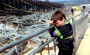 Les instances dirigeantes du football français ont annoncé vendredi le report des matches de football prévus le 5 mai 2012, date du 20e anniversaire du drame de Furiani, un choix qualifié de "premier pas" par le collectif des victimes, qui dit néanmoins en attendre davantage.