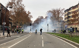 Les forces de l'ordre ont fait usage de lacrymogènes pour disperser le cortège.