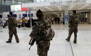Des militaires français patrouillent à l'aérport de Nice le 22 mars 2016