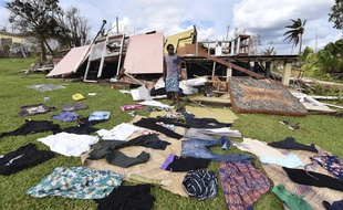 Un habitant des îles Vanuatu, à Port-Vila, après le passage du cyclone Pam, le 16 mars 2015.