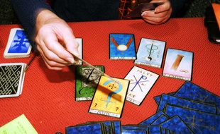 Un jeu de tarot divinatoire.