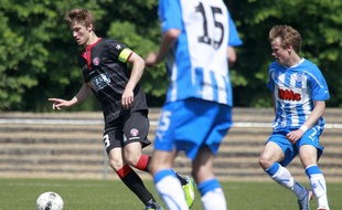 Le néo-Lyonnais Joachim Andersen, ici lors d'une rencontre avec les U17 du FC Midtjylland (Danemark), fait partie des prometteurs joueurs formés dans la meilleure académie danoise.