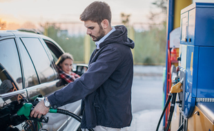 Les prix à la pompe peuvent dorénavant être exprimés pour 100 km, en plus du tarif au litre.