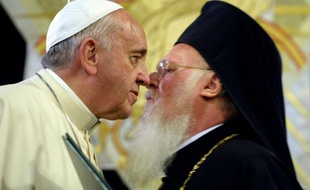 Le pape François et le patriarche orthodoxe de Constantinople Bartholomée se félicitent après la signature d'un communiqué commun, le 30 novembre 2014 à Istanbul