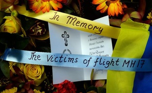 Une gerbe de fleurs en hommage aux morts du crash de la Malaysia Airlines en Ukraine le 19 juillet 2014