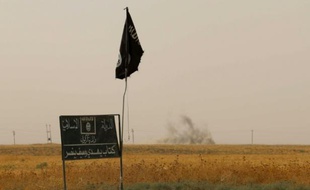 Un drapeau du groupe Etat islamique dans le district de Daquq, au sud de Kirkouk, le 11 septembre 2015 en Irak