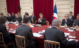 Nicolas Sarkozy et les participants au commet social le 18 janvier 2012.