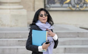 La ministre déléguée à la Francophonie Yamina Benguigui quitte l'Elysée, le 26 mars 2014 à Paris