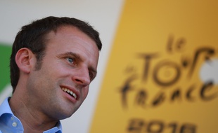 Emmanuel Macron lors d'une étape du Tour de France, le 9 juillet 2016. AFP PHOTO / KENZO TRIBOUILLARD