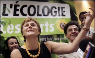 Après plusieurs tours de scrutin, sur fond de contestations et de querelles intestines, les Verts ont désigné mardi Dominique Voynet pour porter leur couleur à la présidentielle de 2007 et défendre leur projet d'"écologie politique".