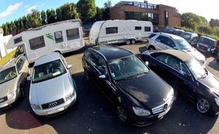 Des véhicules sous scellées le 29 septembre 2012 à Villeneuve-d'Ascq après le démantèlement d'un gang de trafiquants de voiture