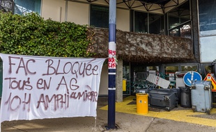 Des étudiants mobilisés contre la réforme se sont réunis ce mercredi matin sur le camps de Bron, bloqué, et ont participé à une assemblée générale