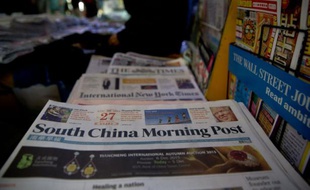 Des exemplaires du South China Morning Post, le 28 novembre 2015 dans un kiosque à journaux à Hong Kong
