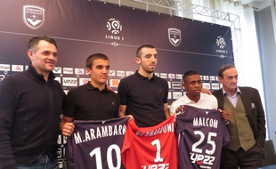 L'entraîneur des Girondins Willy Sagnol (à g.) et son président Jean-Louis Triaud (à d.) entourent leurs trois jeunes recrues du mercato, Mauro Arambarri, Paul Bernardoni et Malcolm (de g. à d.).