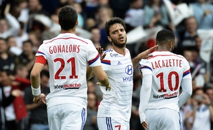 Clément Grenier est félicité par Maxime Gonalons et Alexandre Lacazette suite à son premier but de la saison, samedi face à l'Evian-TG (2-0). JEFF PACHOUD