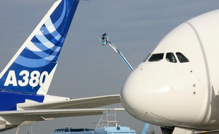 Dominique Perben à Toulouse Blagnac. Vol en A380 avec ses homologues malyasien, espagnol et anglais et Louis gallois, pdg Airbus.
Deux avions A380 sur le site d'assemblage de Toulouse.