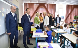 Emmanuel Macron et Jean-Michel Blanquer à Forbach, dans une classe de REP+ avec un CP à 12 élèves, le 4 septembre 2017.Credit:LIEWIG-POOL/SIPA.