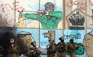 Des soldats israéliens près d'un point de passage entre Israël et la bande de Gaza, le 13 août 2014.