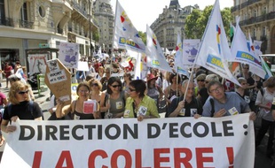 Des enseignants défilent, le 18 mai 2011 à proximité du ministère de l’Education nationale, à Paris, pour protester contre les suppressions de postes d'enseignants à la rentrée 2011.