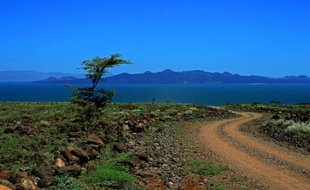 Pêcheurs, éleveurs et autres habitants du pourtour du Lac Turkana, au Kenya, suivent avec angoisse la construction, à quelques centaines de km plus au nord en Ethiopie voisine, d'un méga-barrage qui portera un coup fatal, disent-ils, à leur lac classé au patrimoine de l'Humanité.