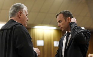 Oscar Pistorius et l'avocat Barry Roux au tribunal de Pretoria en Afrique du sud, le 8 décembre 2015.
