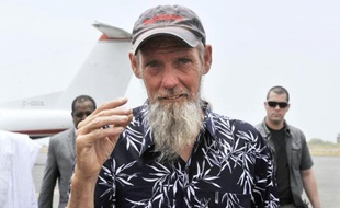 Sjaak Rijke, otage néerlandais aux mains d'Aqmi pendant plus de trois ans, arrive à l'aéroport de Bamako au Mali, le 7 avril 2015, au lendemain de sa libération par l'armée française