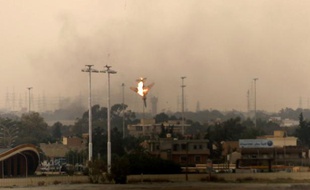 Un avion de chasse abattu au-dessus de Benghazi, en Libye, le 19 mars 2011.