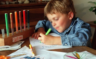 Illustration d'un enfant gaucher.