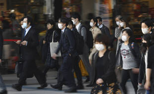 A la sortie d'une station de métro, à Tokyo le 19 novembre 2020.