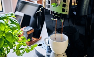 Les machines à café automatiques avec broyeur intégré sont plus écologiques que les modèles à capsules.