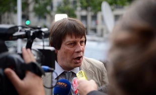 Le secrétaire général de la CGT, Bernard Thibault, a estimé mardi qu'"il faut maintenir" l'usine PSA d'Aulnay, que le constructeur prévoit de fermer d'ici 2014, une condition, selon lui, pour avoir un plan d'aide à la filière "à la hauteur".