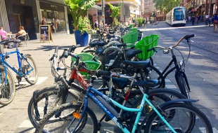 Illustration de vélos dans Strasbourg le 09 juillet 2019.