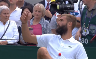 Benoît Paire en pleine discussion avec l'arbitre
