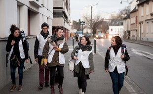 L'association rennaise Bulles Solidaires propose des maraudes où elle distribue des produits d'hygiène. Elle offrira bientôt des douches avec sa salle de bain mobile.