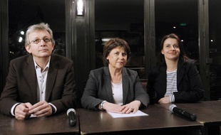 Martine Aubry (C), première secrétaire du PS, Cécile Duflot (D), secrétaire national d'Europe Ecologie-Les Verts, et Pierre Laurent (G), secrétaire national du PCF, pose avant le début d'une conférence de presse, le 20 mars 2011 à Paris, à l'issue du premier tour des élections cantonales.