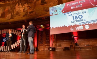 Adrien Deliège reçoit le 1er prix de la finale internationale Ma thèse en 180 secondes le 1er octobre 2015 à Paris.