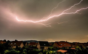 Un ciel orageux à Godewaersvelde (nord de la France, le 13 août 2015