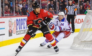 Le joueur de Toronto Dennis Wideman (en rouge) lors du match contre New York le 12 décembre 2015.