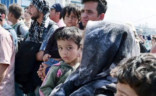 Des réfugiés à leur arrivée le 8 septembre 2015 au Pirée près d'Athènes, en provenance de Lesbos