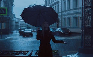 Une jeune femme sous la pluie