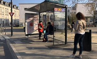 Un nouvel abribus JCDecaux place Ricordeau à Nantes.