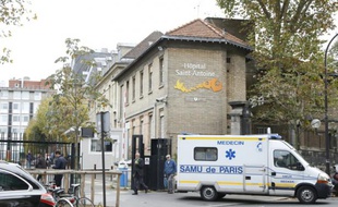 Une ambulance à la sortie de l'hôpital Saint-Antoine à Paris