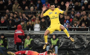 PSG-Strasbourg: Comment on choisit de titulariser un gardien? Oukidja face à Di Maria lors de Strasbourg-PSG en coupe de la Ligue.