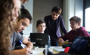 Najat Vallaud-Belkacem, avec des collégiens lors d'une visite, le 6 octobre, au collège Daniel Fery, à Limeil-Brevannes.