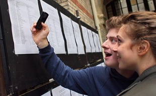 Des élèves regardent leur résultat au bac u lycée Molière à Paris, le 2 juillet 2007.
